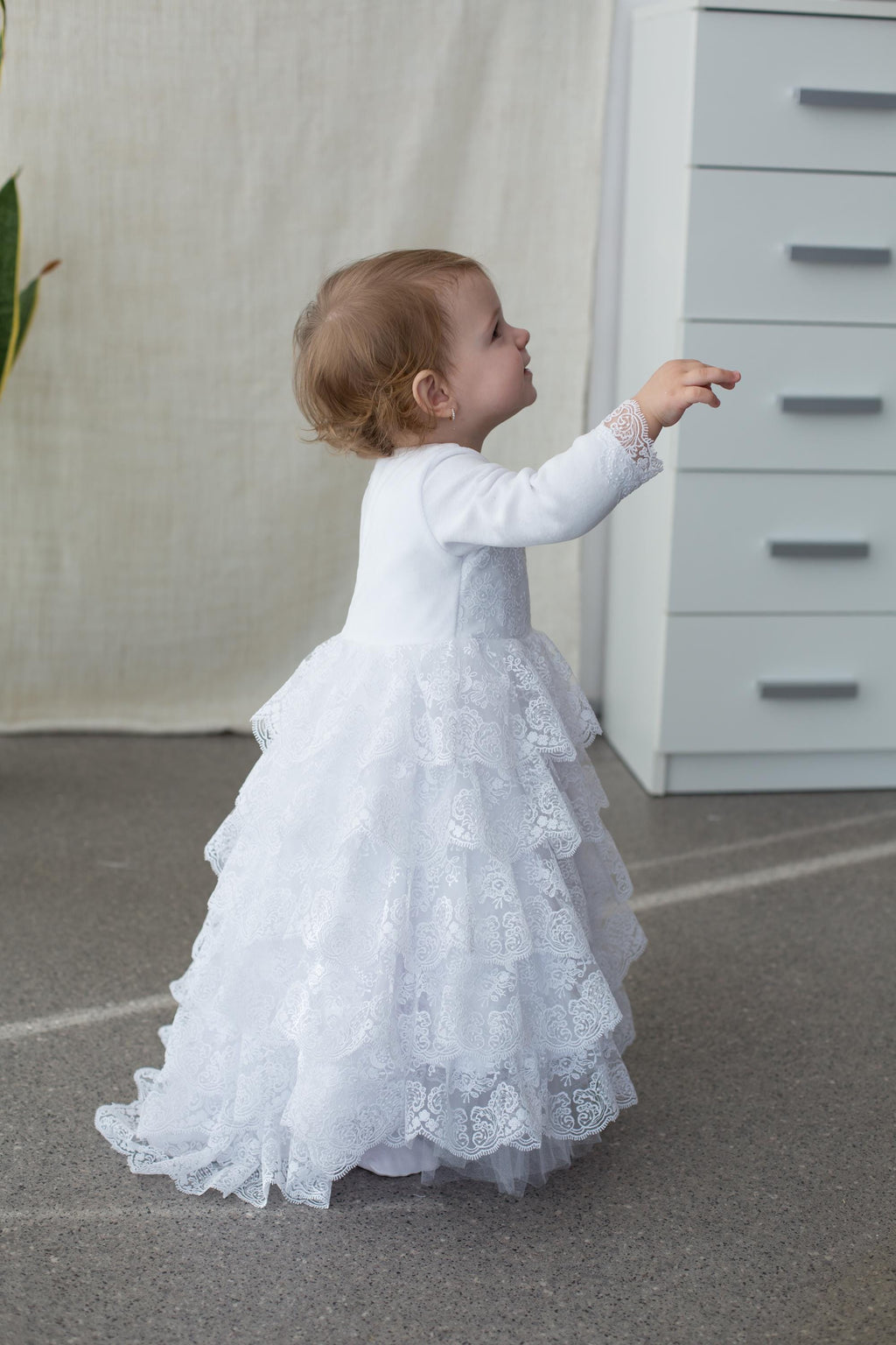 Long Sleeve White Lace Christening Gown for Baby Girls Birthday and Baptism Outfit