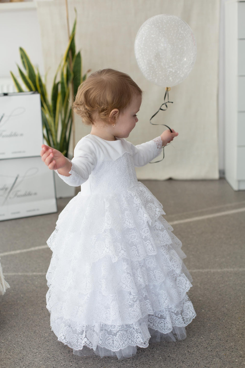 Long Sleeve White Lace Christening Gown for Baby Girls Birthday and Baptism Outfit