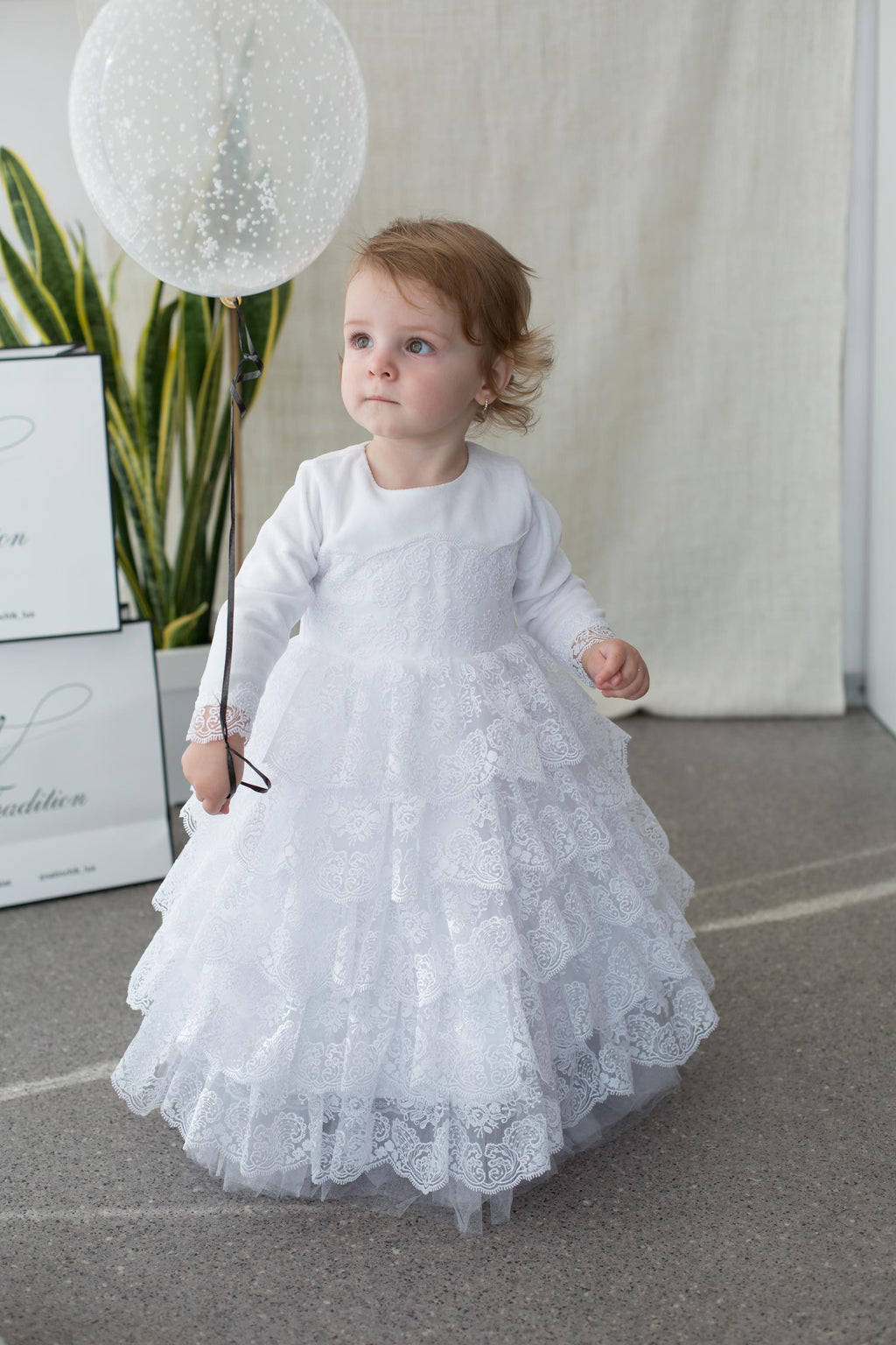 Long Sleeve White Lace Christening Gown for Baby Girls Birthday and Baptism Outfit